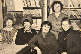 Инженеры производственного обучения ОТО: Ирина Шептякова, Наталья Шварёва, Галина Воркунова, Галина Пинчук (стоит), Валентина Крайнова, 1988 г. Фото из архива Галины Воркуновой