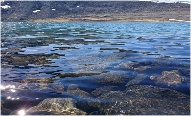 Кристально чистая вода в горном озере Сенгисъявр