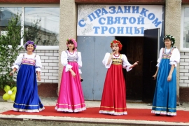 Праздник в честь Троицы  у клуба в Архангельском