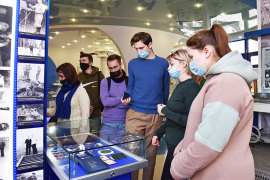 Промышленные туристы в музее АПЗ