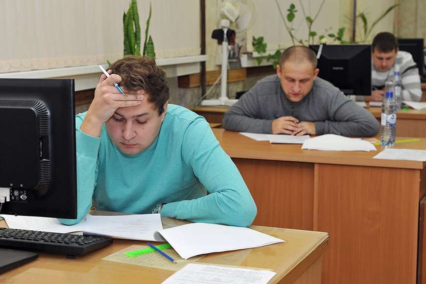 На первом этапе конкурса участники должны были ответить на 30 вопросов двух уровней сложности за 40 минут. Фото Елены Галкиной