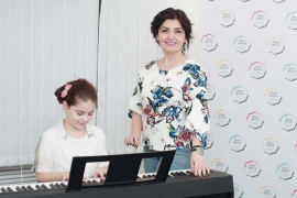 Мерине Меликян, генеральный директор Продюсерского центра «Юный Артист» с юной звездой