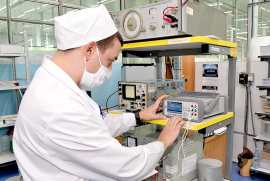 Инженер-электроник Илья Рожков снимает показания