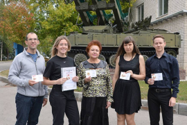 С заслуженными наградами (слева направо) Андрей Смирнов, Анастасия Кудрявцева, Татьяна Сафронова, Елена Заварухина, Артём Мартынов. Фото Александра Барыкина