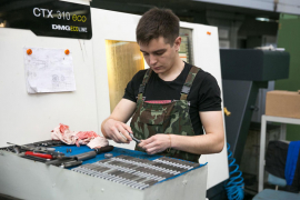 За токарным станком Алексей Алексеевич Карасёв, оператор станков с программным управлением 2 разряда НПЦ Завода «Красное знамя»