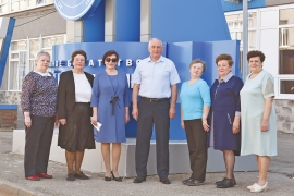 Ветераны отдела сбыта: заведующая складом Антонина Куркова, укладчик-упаковщик Галина Усанова, экономист по планированию Любовь Курлыкова, начальник отдела Александр Жиганов, укладчики-упаковщики Людмила Иванова, Антонина Николаева, Валентина Кузнецова. Фото Елены Галкиной