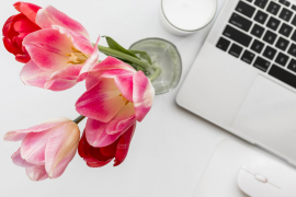 Изображение от <a href="https://ru.freepik.com/free-photo/tulips-and-laptop-on-white-table_4261624.htm#page=2&query=%D1%82%D0%B5%D0%BB%D0%B5%D0%BA%D0%BE%D0%BC%D0%BC%D1%83%D0%BD%D0%B8%D0%BA%D0%B0%D1%86%D0%B8%D0%B8%20%D0%B2%D0%B5%D1%81%D0%BD%D0%B0&position=2&from_view=search&track=ais">Freepik</a>