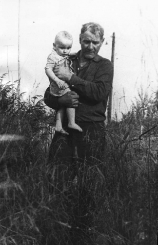 Александр Иванович Трофимов с маленьким внуком Дмитрием