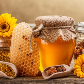 В жидкой консистенции мёд остается примерно до ноября, постепенно твердея, в конце концов, он кристаллизуется