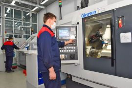 Наладчик станков и манипуляторов с ПУ цеха №54 Артём Терёхин. Фото Елены Галкиной