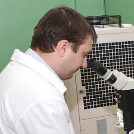 На новой лазерной станции ALFA-300WT работает электрогазосварщик цеха № 49 Алексей Шеньков. Фото: Александра Барыкина