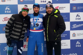 Максим Костылев (в центре) с почётными гостями лыжного марафона – российским лыжником, олимпийским чемпионом Александром Легковым (слева) и серебряным призёром Олимпийских игр, четырёхкратным чемпионом мира по биатлону Николаем Кругловым (справа)