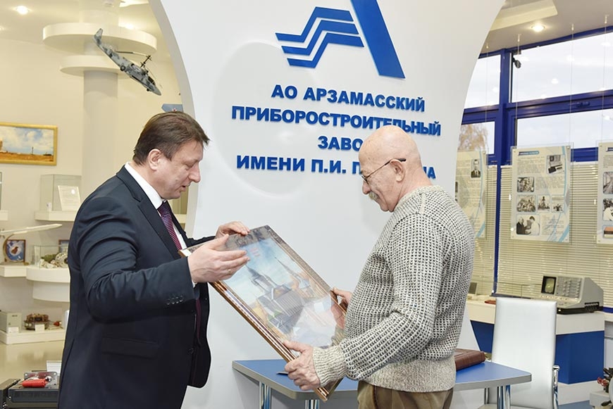 Олег Лавричев подарил Александру Розенбауму картину с изображением Соборной площади Арзамаса