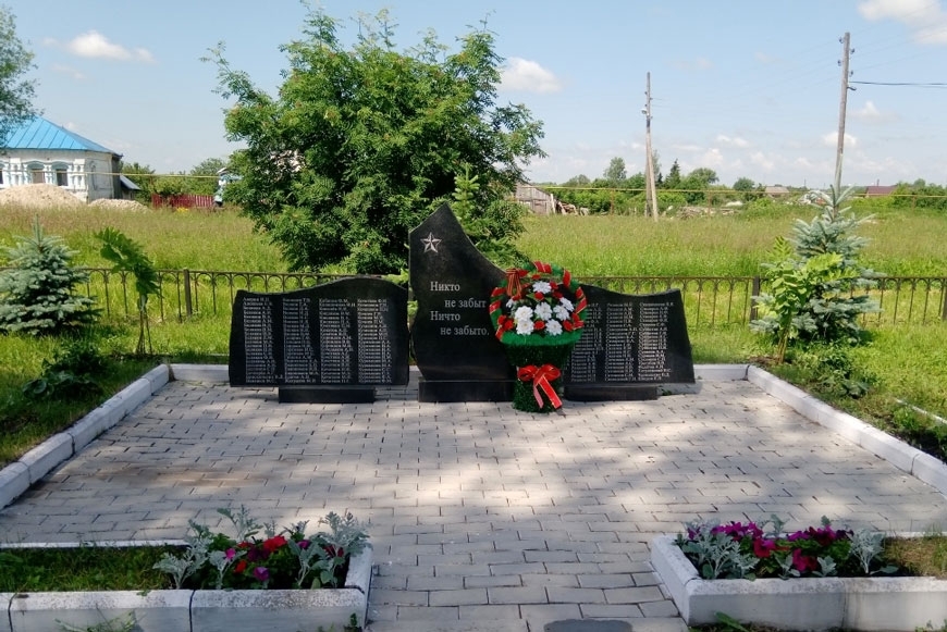 Мемориал, посвящённый памяти павших в Великой Отечественной войне, в селе Хирино