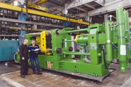 С новыми возможностями машины знакомятся литейщик Геннадий Лабзин и механик Евгений Корчагин. Автор фото: Елена Галкина