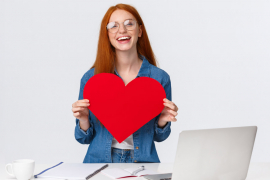 &lt;a href=&quot;https://ru.freepik.com/free-photo/valentines-day-creativity-and-feelings-concept-cheerful-smiling-redhead-girl-with-longdistance-relat_36516943.htm#query=%D0%B2%D0%B0%D0%BB%D0%B5%D0%BD%D1%82%D0%B8%D0%BD%D0%BA%D0%B0&amp;position=1&amp;from_view=search&amp;track=sph&quot;&gt;Изображение от benzoix&lt;/a&gt; на Freepik