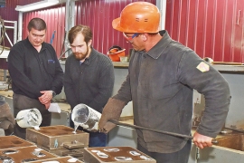 Зам. главного металлурга Сергей Смыслов, инженер-технолог цеха №68 Александр Чернигин, формовщик Владимир Бахилин. Фото Елены Галкиной