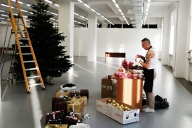 Декоратор Михаил наряжает ёлочку