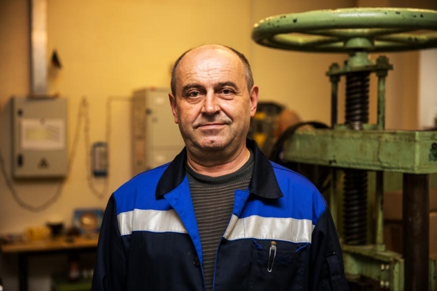 Электромонтёр по ремонту и обслуживанию производственного оборудования Юрий Ористович Шило. В КБ-1 он работает с 2000 года. В этом году он получил звание ветерана Социума III степени (за работу в холдинге более 15 лет).