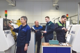 В процессе освоения. Наладчик станков и манипуляторов с ПУ Олег Кочкин, начальник бюро ТОМ СГТ Михаил Серов, инженер-технолог цеха Артём Фурукин, наладчик станков и манипуляторов с ПУ Виталий Каркунов