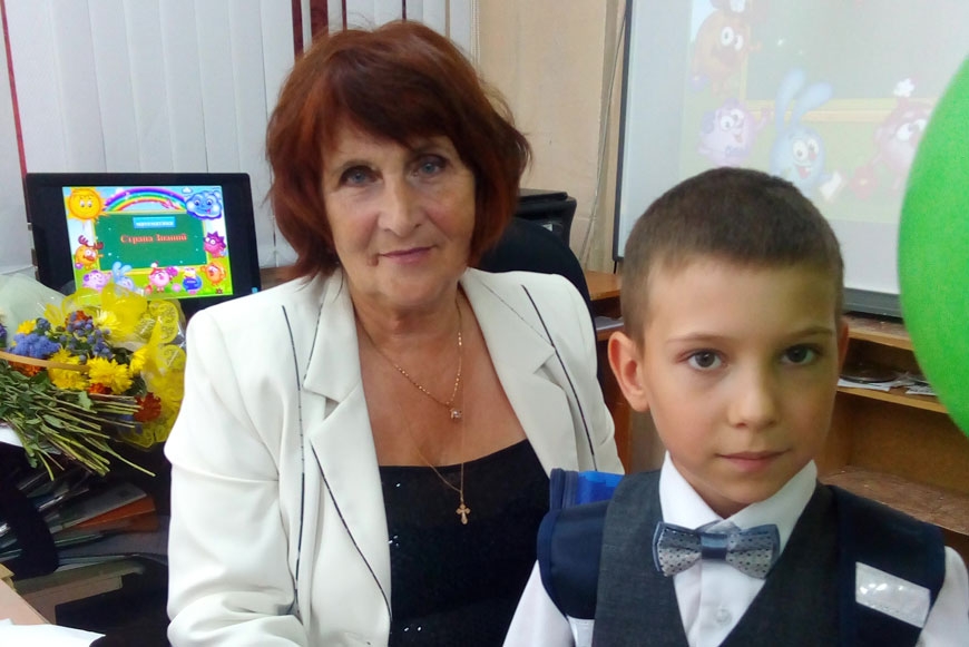 Сын Валентины Вяльдиной Родион со своей первой учительницей Надеждой Ивановной, 3 сентября 2018 года