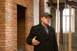 Денис Шмелёв показал, как продвигается строительство гостевого дома, общественного центра и ремонт административного здания в селе Хирино