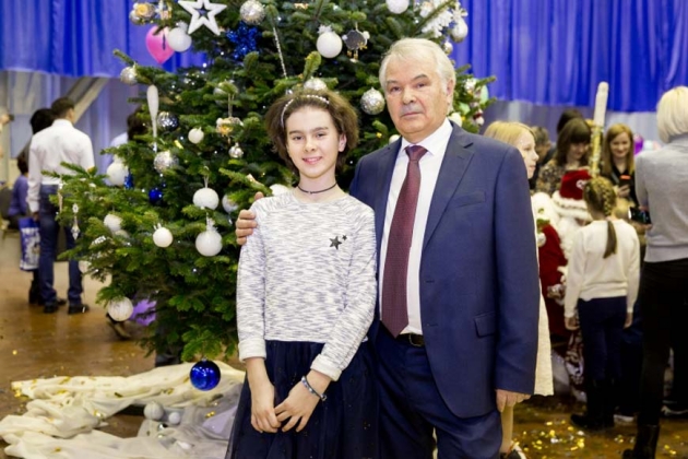 Алексей Гордин, генеральный директор АО «КБ-1», с внучкой