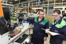 Шлифовщик Евгений Емельянов и механик Николай Шаргавнин в процессе освоения нового оборудования. Автор фото: Елена Галкина