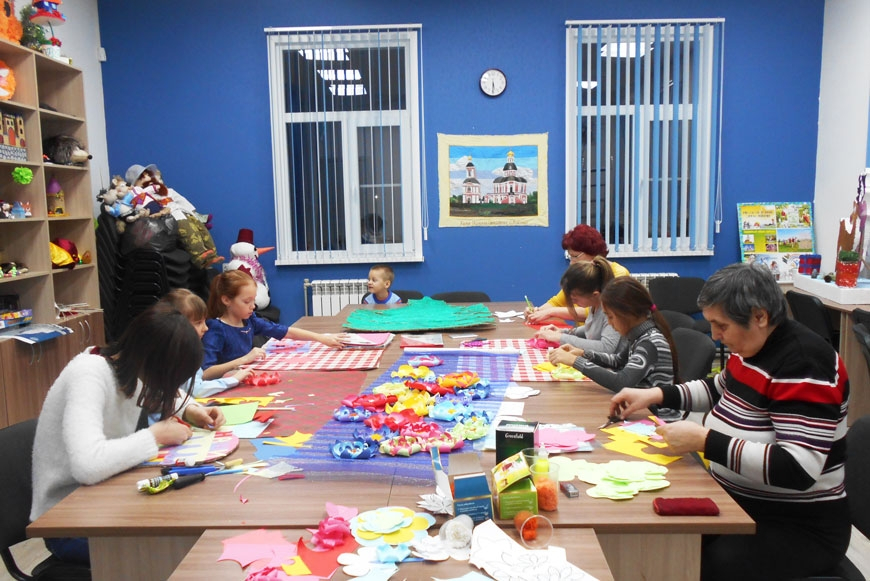 Изготовление цветов в Общественном центре села Хирино в феврале 2020 года