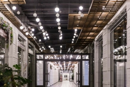 Дизайнерские витрины с подсветкой в Галерее Центра культуры и бизнеса «Москва-Сокол». Фото Александра Омельянчука