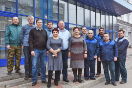 Электромонтёры охранно-пожарной сигнализации Иван Кочешков, Юрий Травин, мастер Дмитрий Фролов, заместитель руководителя СБ Алексей Прохожев, начальник бюро пропусков Надежда Морозова, руководитель СБ Владимир Гринин, дежурный бюро пропусков Антонина Ваулина, электромонтёры ОПС: Олег Трусов, Михаил Давыдов, Василий Тенетков, Владимир Чурилов, Александр Лаптев. Фото Елены Галкиной