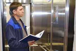 Электромеханик по лифтам Вячеслав Лоцманов проверяет работу нового лифтового оборудования. Фото Александра Барыкина