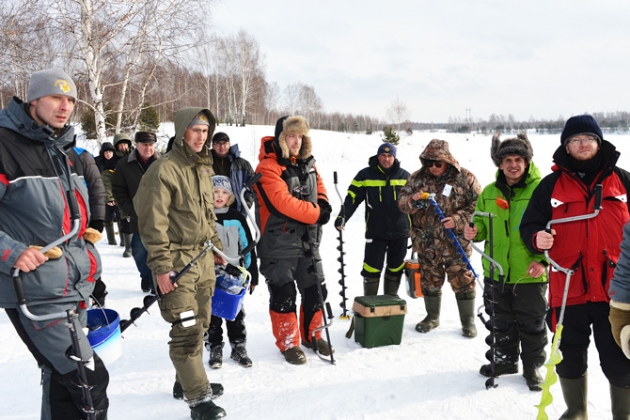 Рыбаки приехали испытать удачу на льду морозовского озера