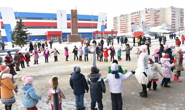 Детский праздник у проходной Арзамасского приборостроительного завода