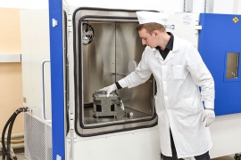 Регулировщик РЭАиП цеха №37 Александр Корочкин помещает изделие в климатическую камеру для проведения испытаний. Фото Елены Галкиной