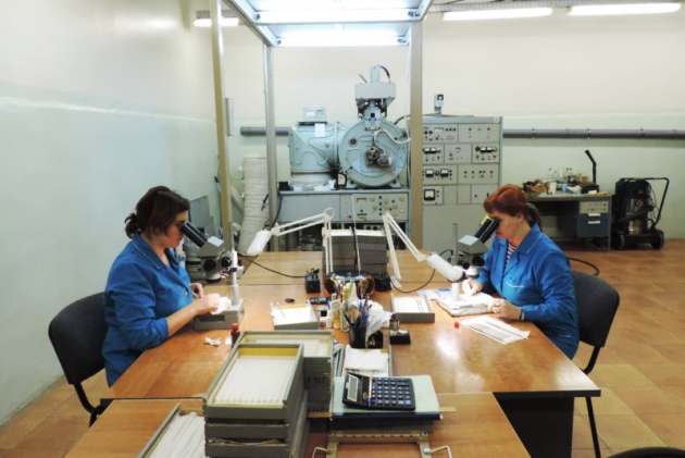 Работа операторов установки вакуумного напыления (участок вакуумного напыления) на заводе «Фазар»