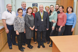 Николай Семёнович Солдатов (в центре) в день своего юбилея с коллективом ТОМ СГТ. Фото Александра Барыкина