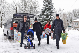 Сотрудники цеха №37 сами доставили подарки в центр «Маяк». Фото Елены Галкиной