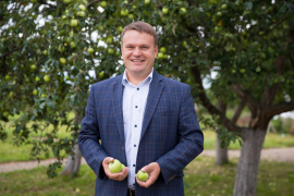 Денис Шмелёв, генеральный директор «Социум-Поселений» в яблоневом саду села Хирино