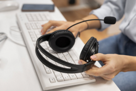 Изображение от <a href="https://ru.freepik.com/free-photo/woman-working-in-a-call-center-holding-a-pair-of-headphones_22196576.htm#query=%D1%82%D0%B5%D0%BB%D0%B5%D1%84%D0%BE%D0%BD%D0%B8%D1%8F&position=4&from_view=search&track=sph">Freepik</a>