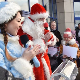 Детский праздник у проходной Арзамасского приборостроительного завода