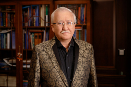 Бенефициар холдинга «СОЦИУМ» Игорь Ашурбейли. Девиз основателя «СОЦИУМА»: «Человечность и компетентность»