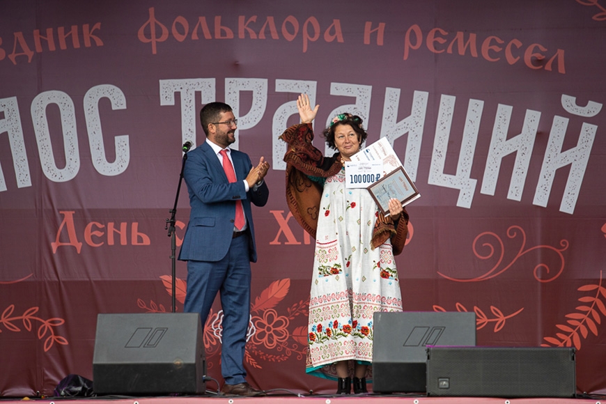 Генеральный директор АО «Социум-А» Руслан Ашурбейли и победительница конкурса «Голос традиций» – 2019 Жанна Захарова. 14 сентября 2019 года