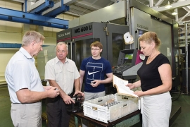 Начальник бюро СГТ Анатолий Чикин, заместитель главного технолога Николай Солдатов, инженер-программист Алексей Корнилов и ведущий инженер-технолог Людмила Прохорова за решением вопроса технологии обработки одной из деталей в цехе № 50