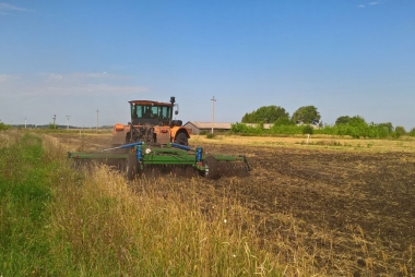 Трактор на полях села Хирино
