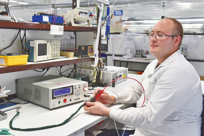 Монтажник РЭАиП Павел Беспалов проводит проверку жгута. Фото Елены Галкиной