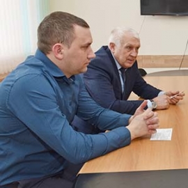 За столом переговоров: заместитель гендиректора АО «НИИ мортеплотехники» по производству Александр Лиденхо, начальник отдела сопровождения договоров Николай Сиротченко, технический директор АО «АПЗ» Виктор Сивов, управляющий производством № 1 Дмитрий Махотин. Автор фото: Елена Галкина