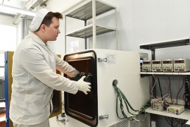 Регулировщик РЭАиП Иван Рыбкин проводит электротермотренировку изделий. Фото Елены Галкиной