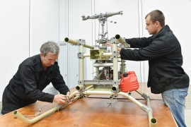 На сборочном участке инженеры-конструкторы Сергей Бакулин и Евгений Куприянов. Автор фото: Елена Галкина