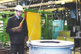 Плавильщик металла и сплавов Михаил Борисов у обновлённой печи. Фото Елены Галкиной